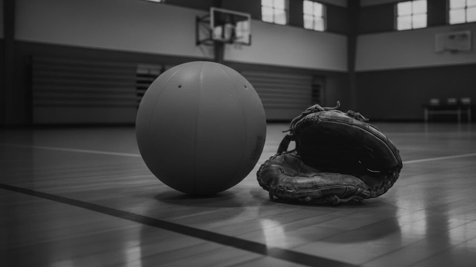 ゴールボールとグローブが象徴的に体育館に置かれている