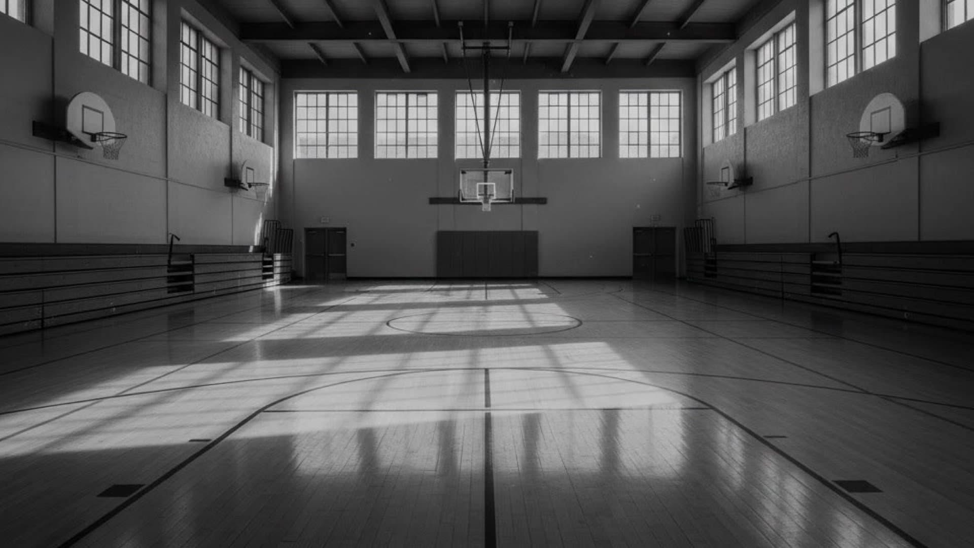 無人の体育館。何かが始まりそうな気配が漂っている
