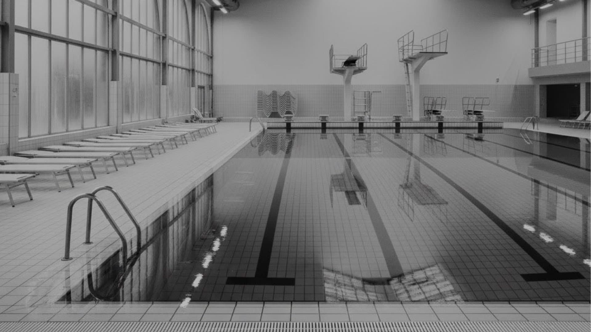 誰もいない象徴的なプール。