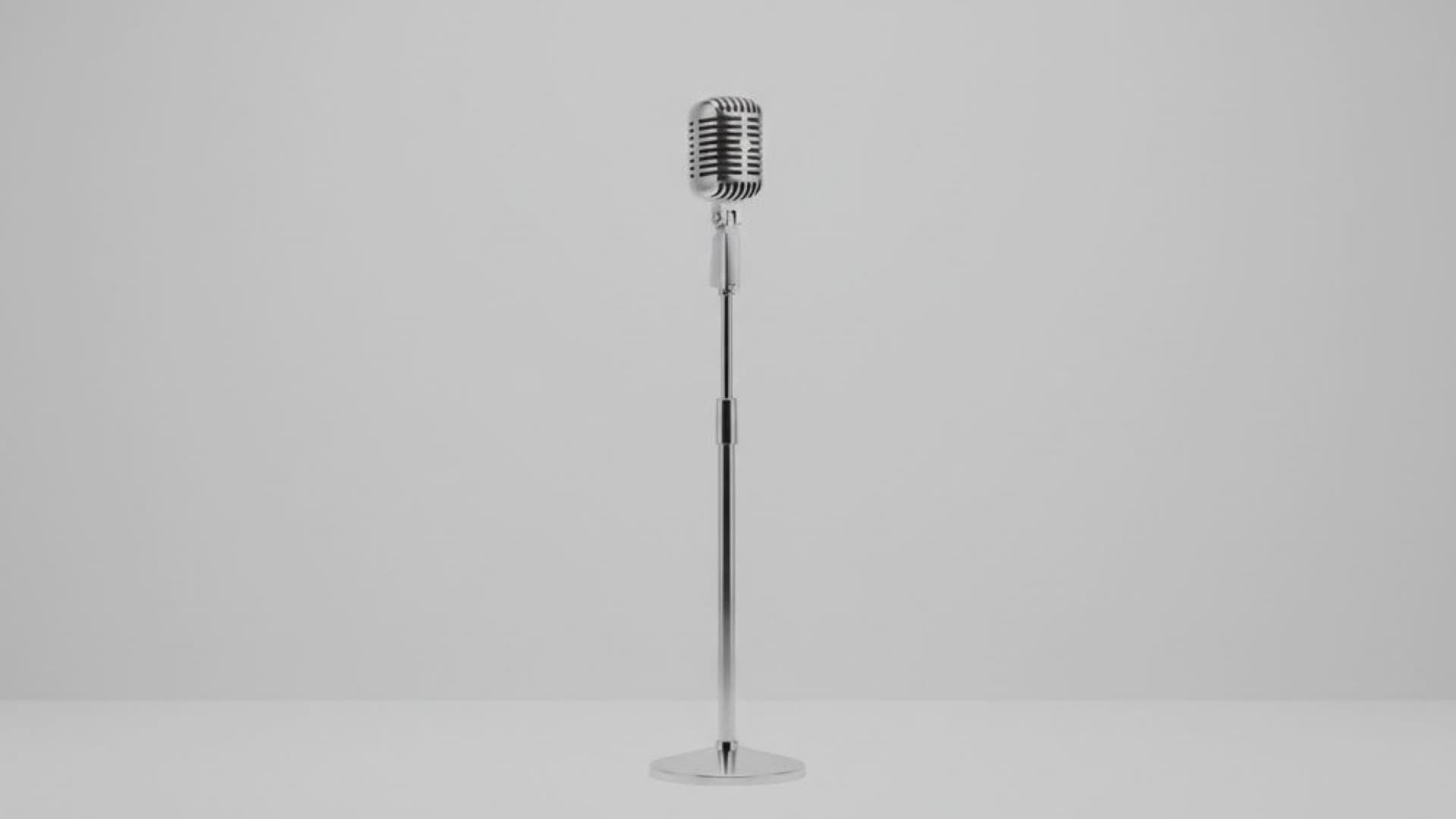 白い空間に象徴的に漫才用のスタンドマイクが置かれている