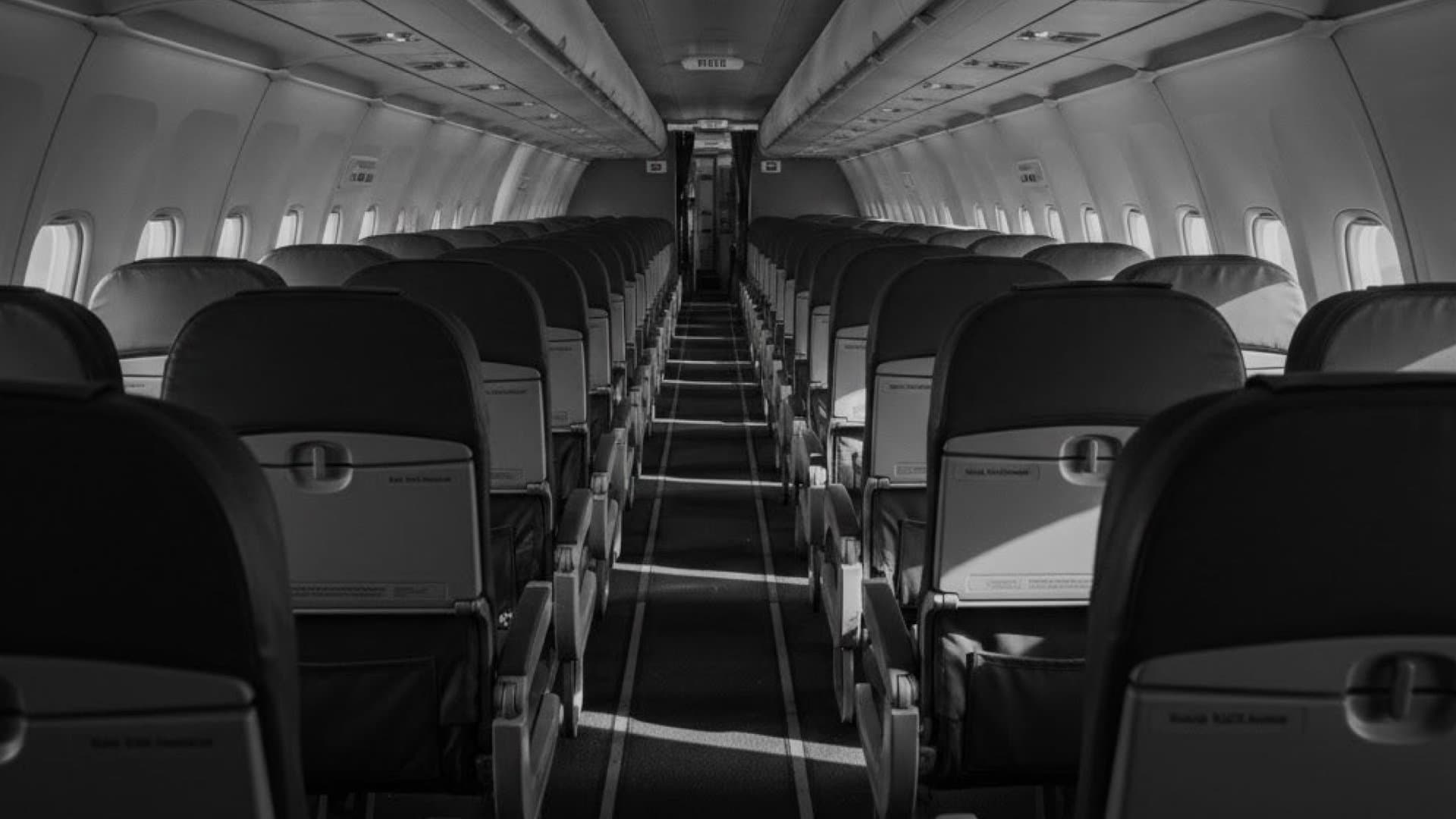 誰もいない象徴的な機内