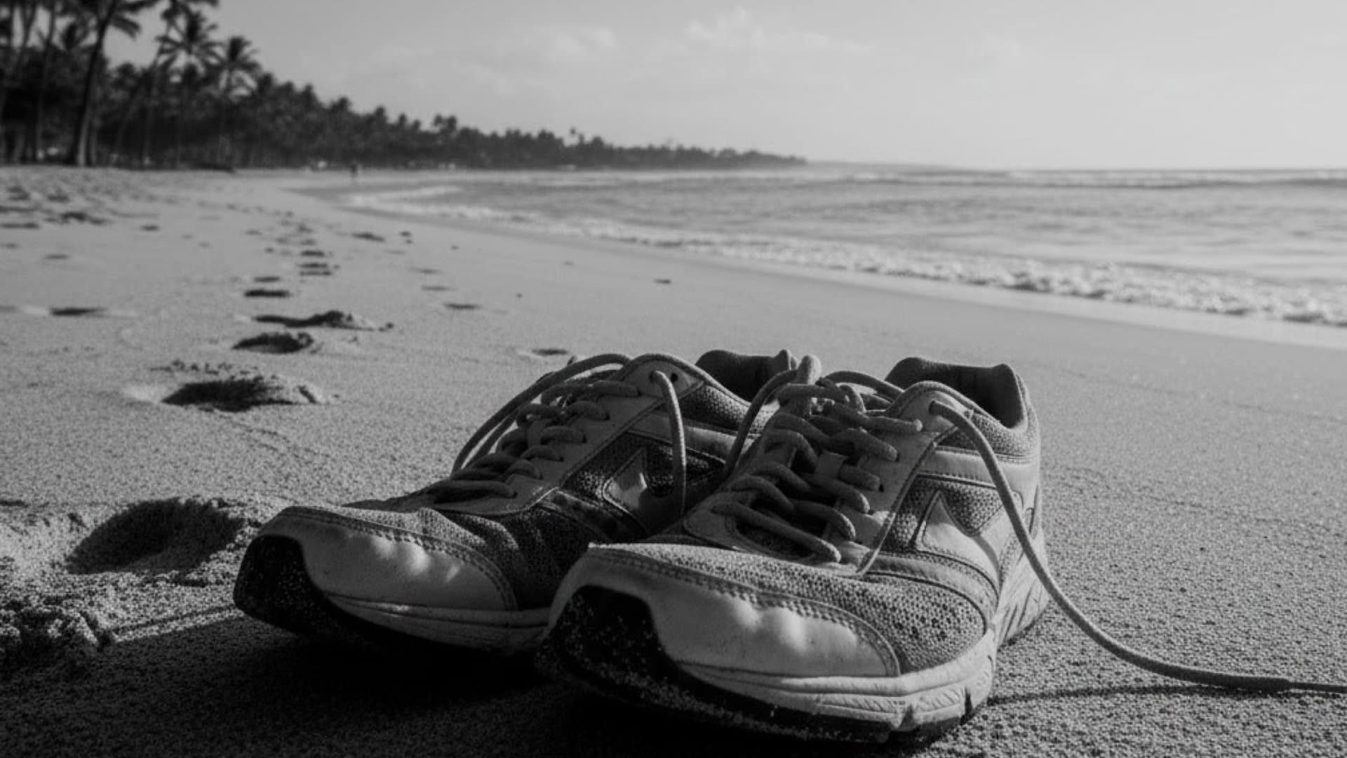 ハワイの波打ち際に象徴的に置かれたランニングシューズ