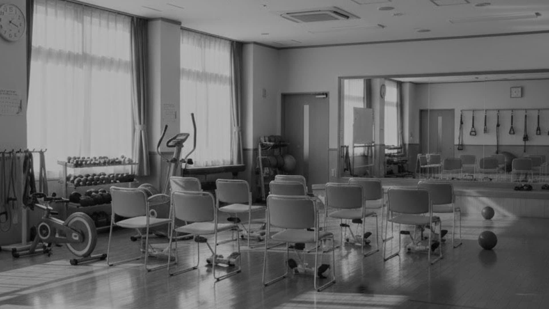 誰もいない、象徴的な高齢者向けの運動型デイサービス。バランスボールなど運動器具が置いてある。