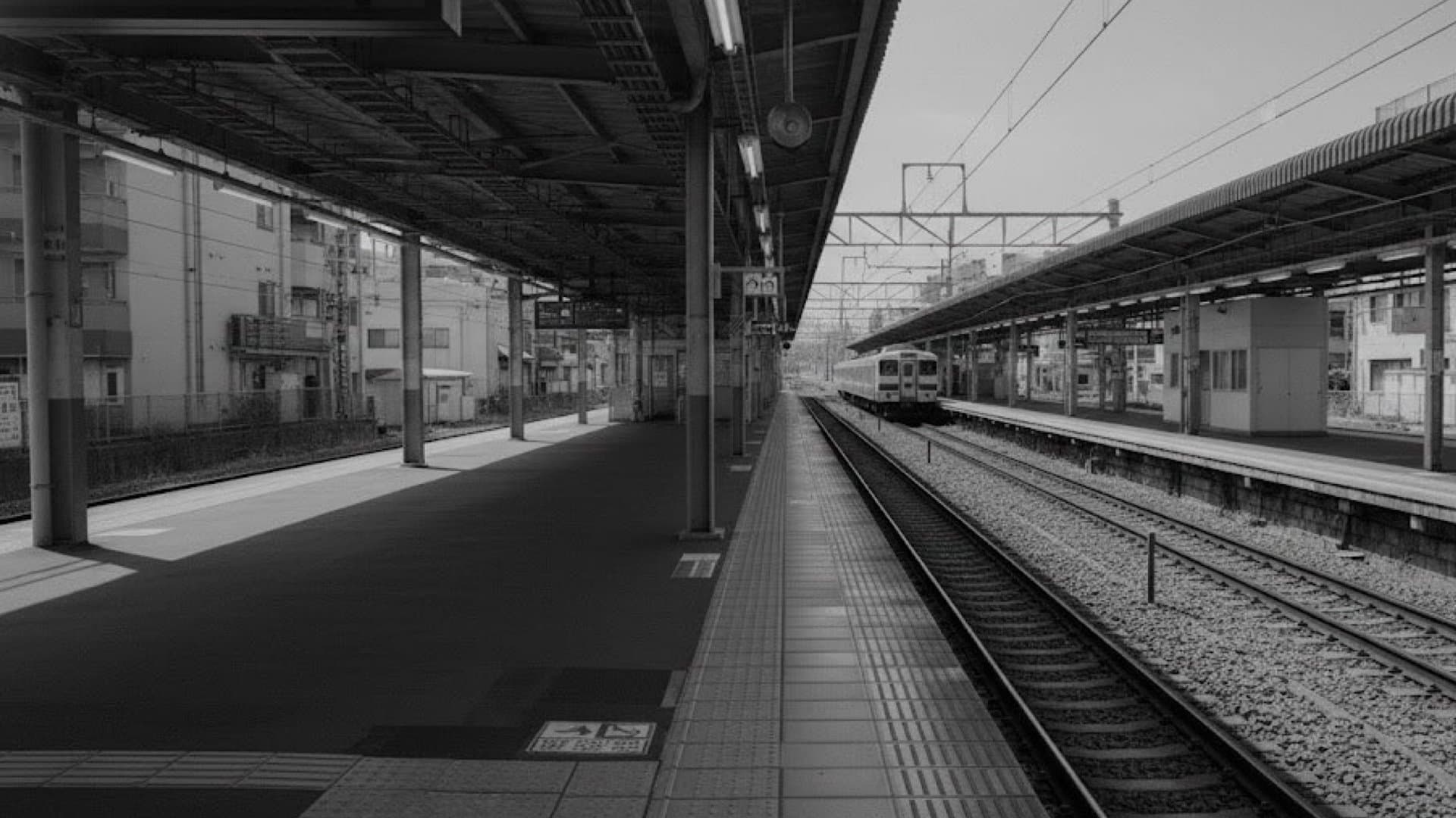 駅のホーム。無人で象徴的。