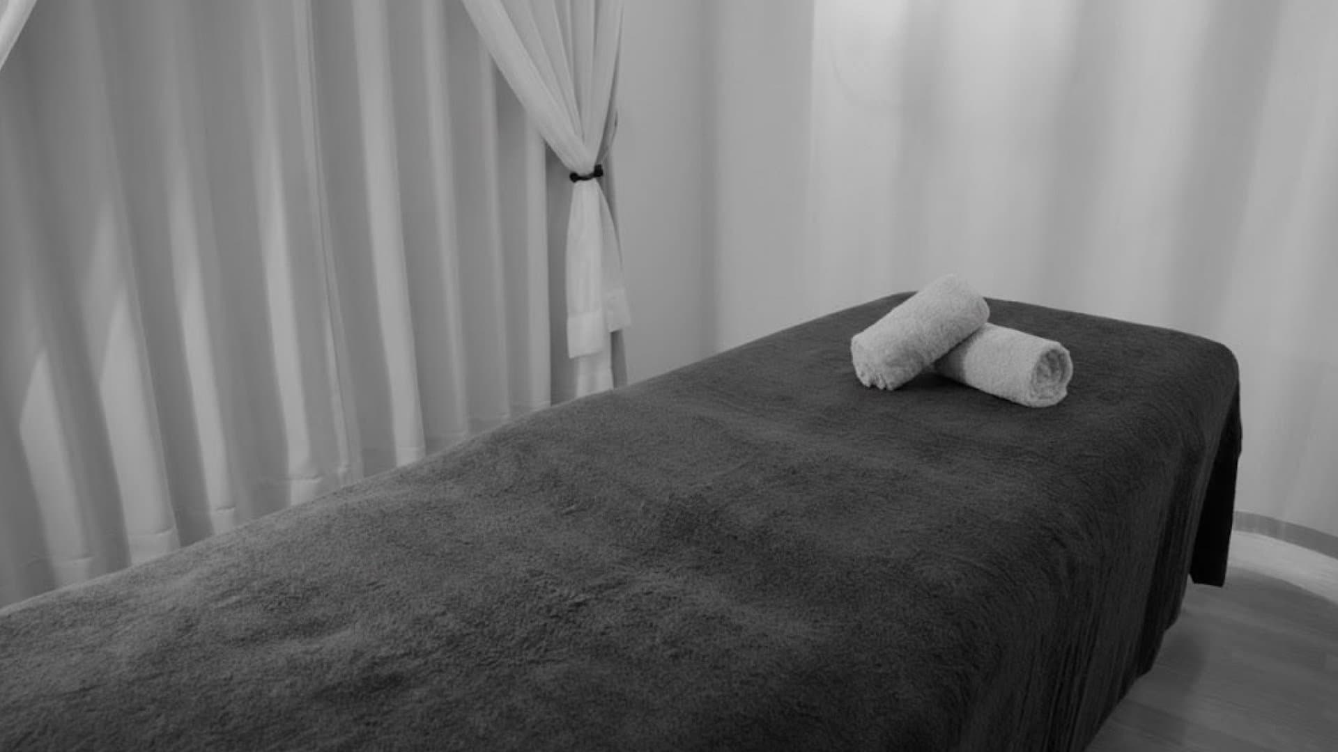 治療室にあるベッドとタオル。無人で象徴的