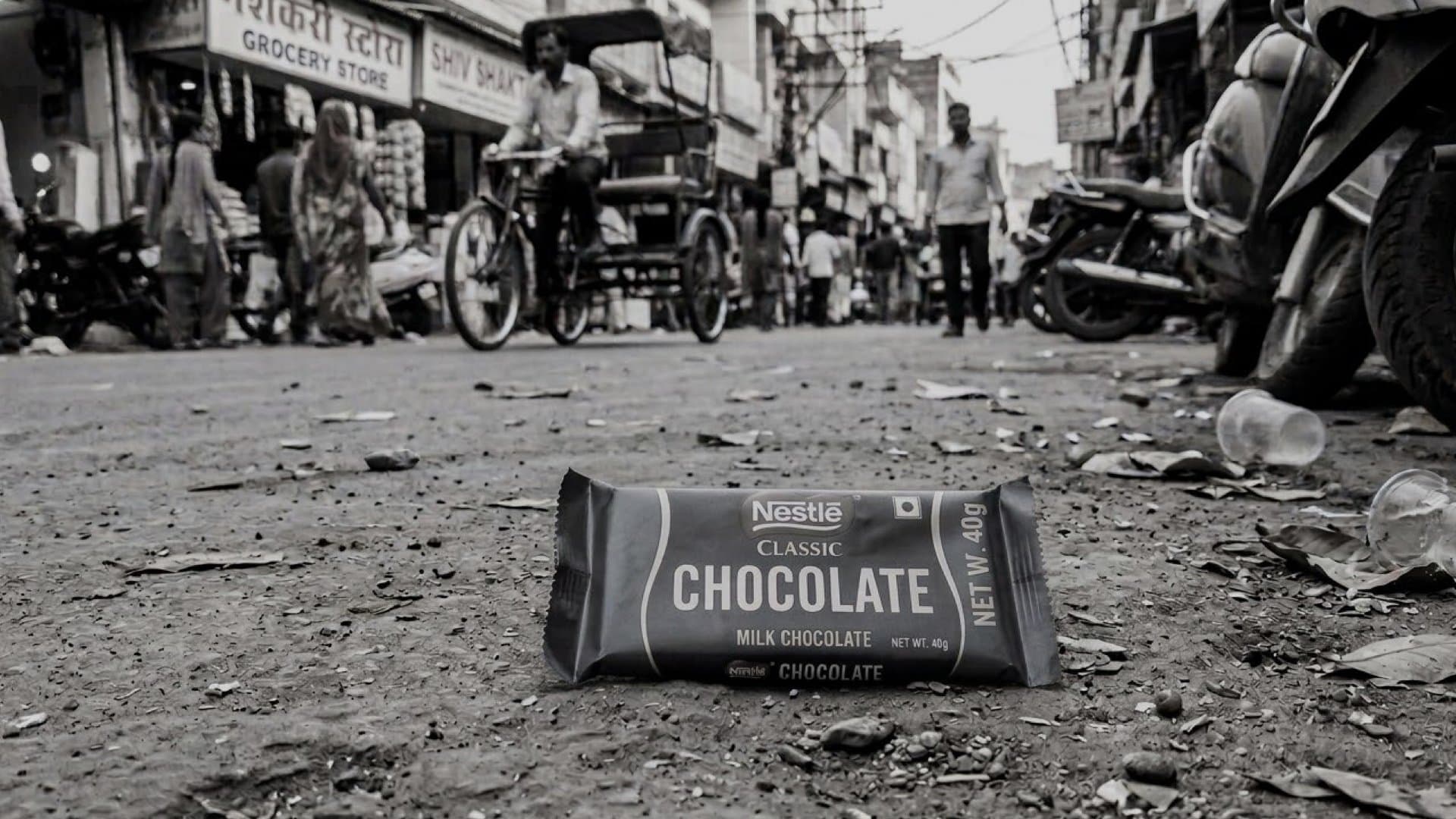 インドの道に象徴的に置かれたチョコレート