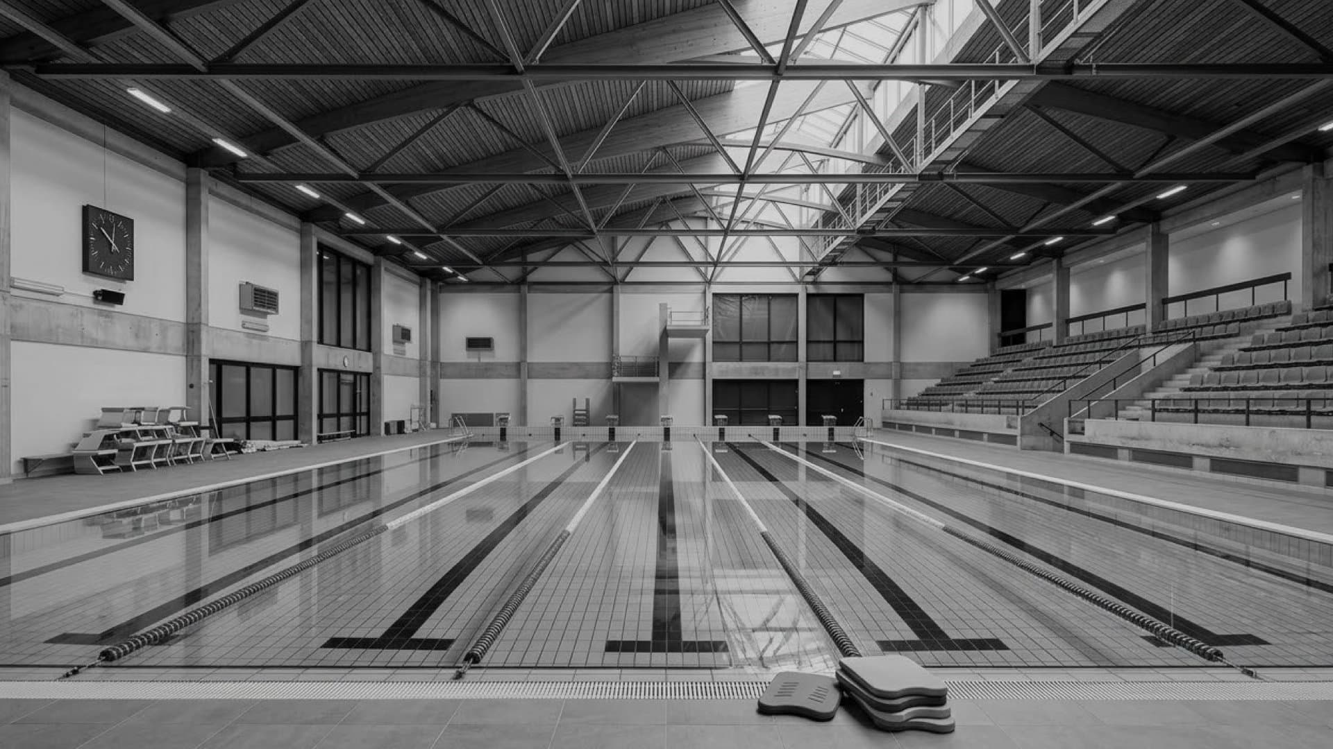 誰もいない象徴的な屋内プール。