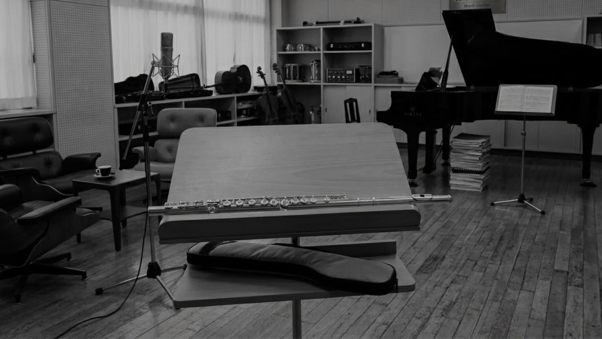 誰もいない音楽教室に置かれたフルート