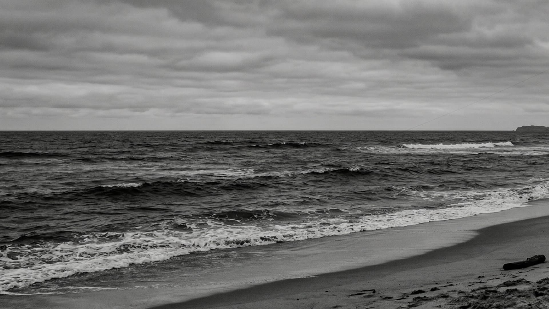 誰もいない海。中学時代の交流イベントを思わせるような、青木さんの成長をどこか象徴するような一枚