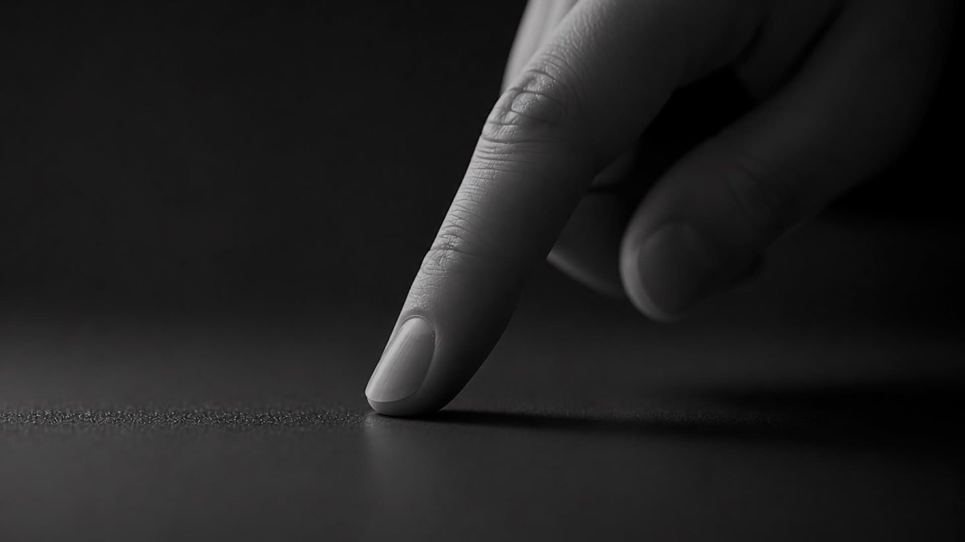 点字に触れる人の指先のクローズアップ。